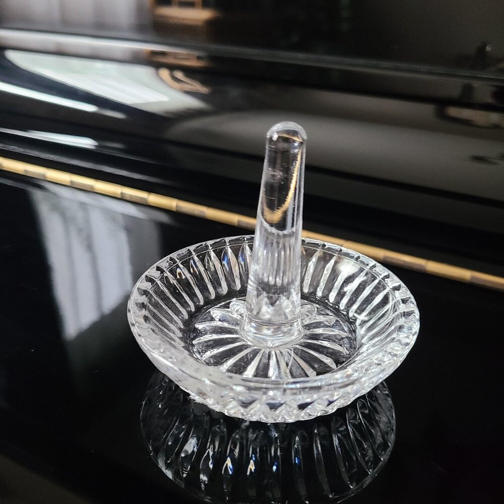 Crystal ring holder
